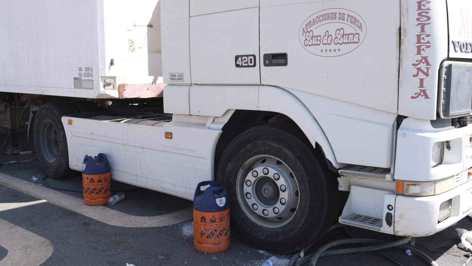 Fotos de la basura acumulada en el aparcamiento de los feriantes en la Vega de Acá