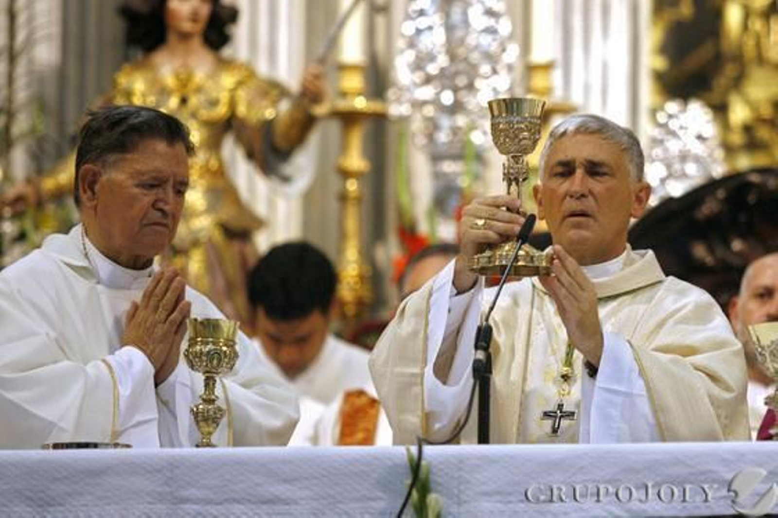 Imágenes de la toma de posesión del nuevo obispo de Cádiz y Ceuta, Rafael Zornoza Boy, en la Catedral de Cádiz.

Foto: Lourdes de Vicente - Joaquin Pino