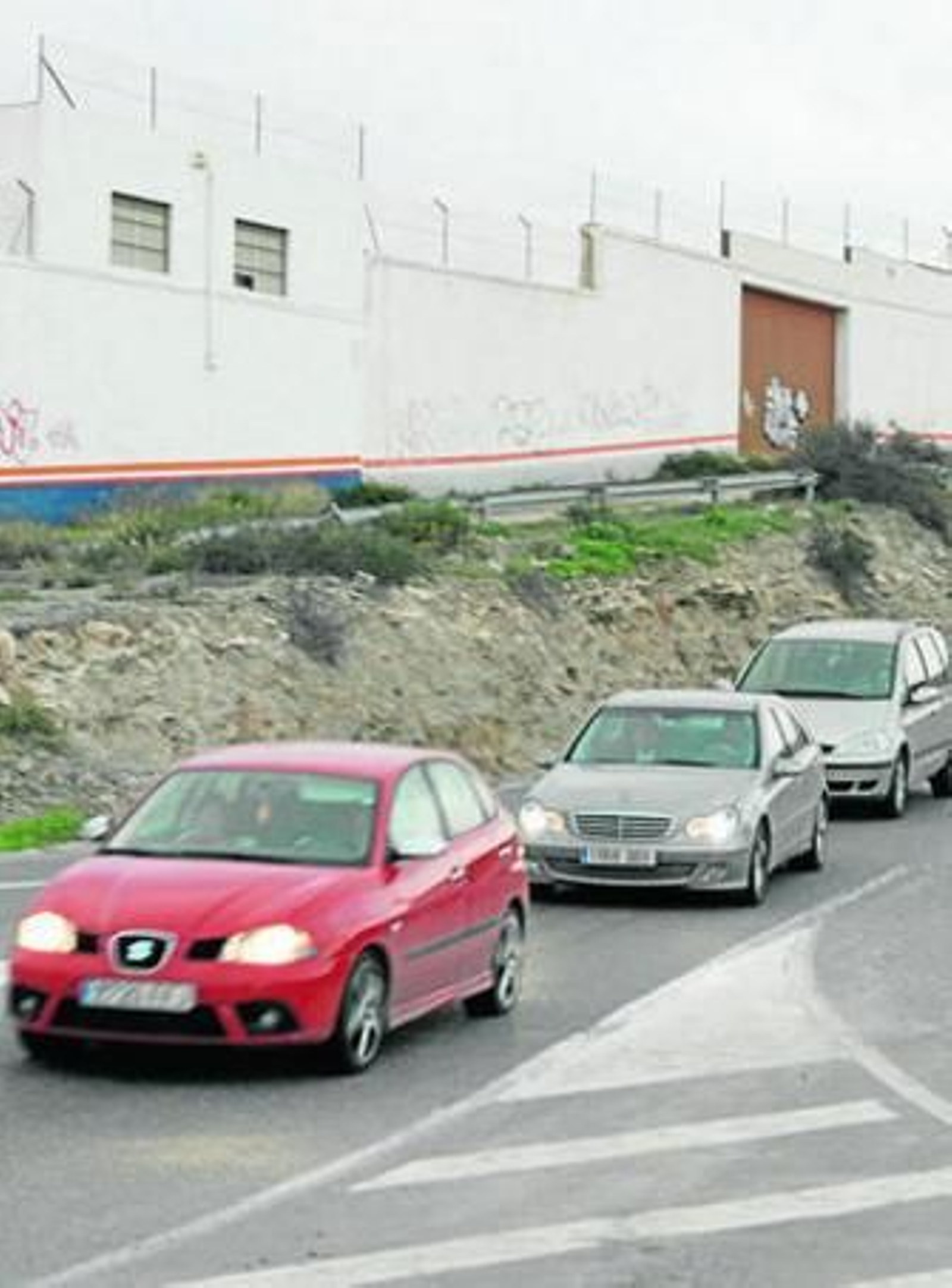Salida hacia la autovía A-7 junto al tanatorio en la capital.
