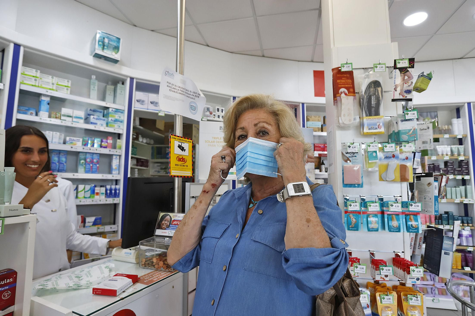 Las imágenes de las farmacias sin mascarillas