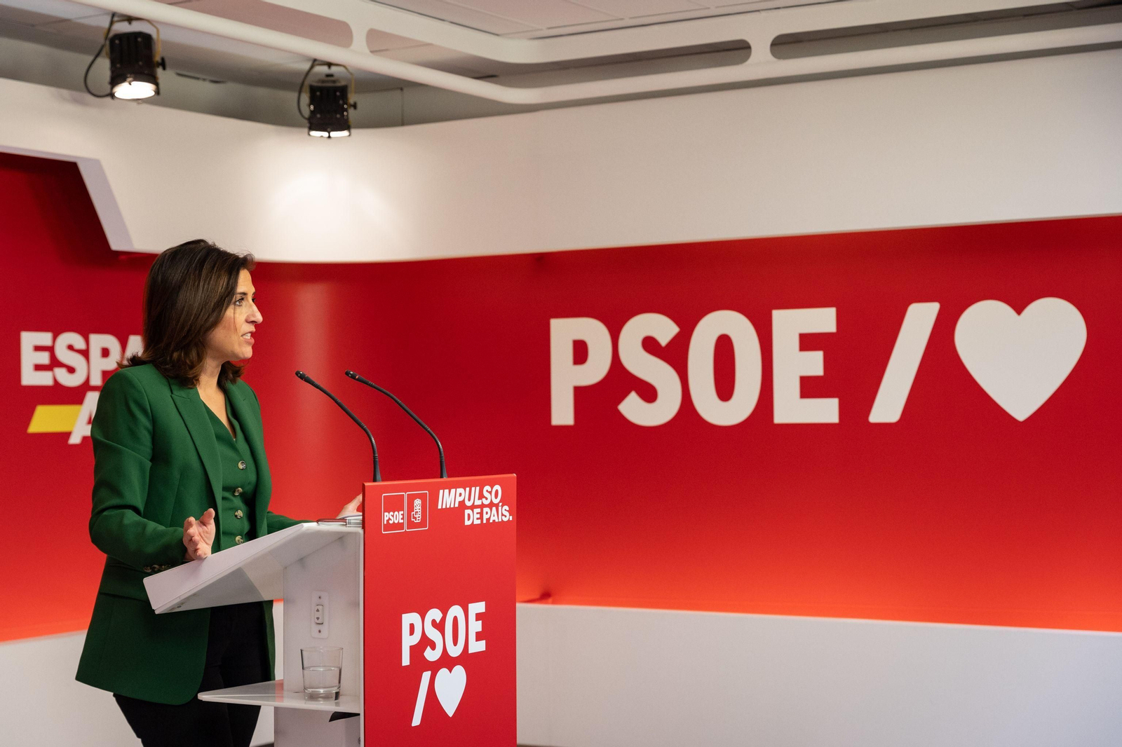 La portavoz de la Ejecutiva Federal del PSOE, Esther Peña, durante la rueda de prensa ofrecida tras la reunión del Comité Ejecutivo Federal, este lunes en Madrid.