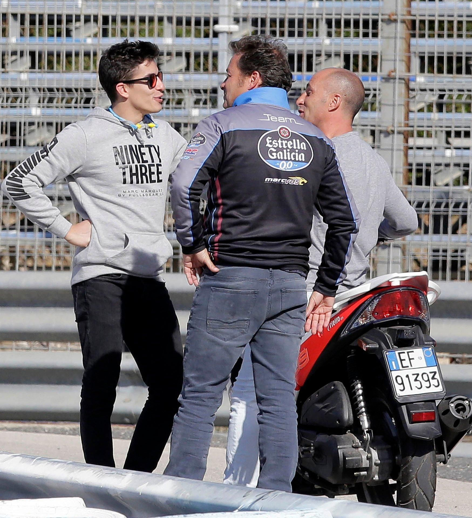 Marc Márquez, charlando con Emilio Alzamora y Olivé en la curva Michelin.