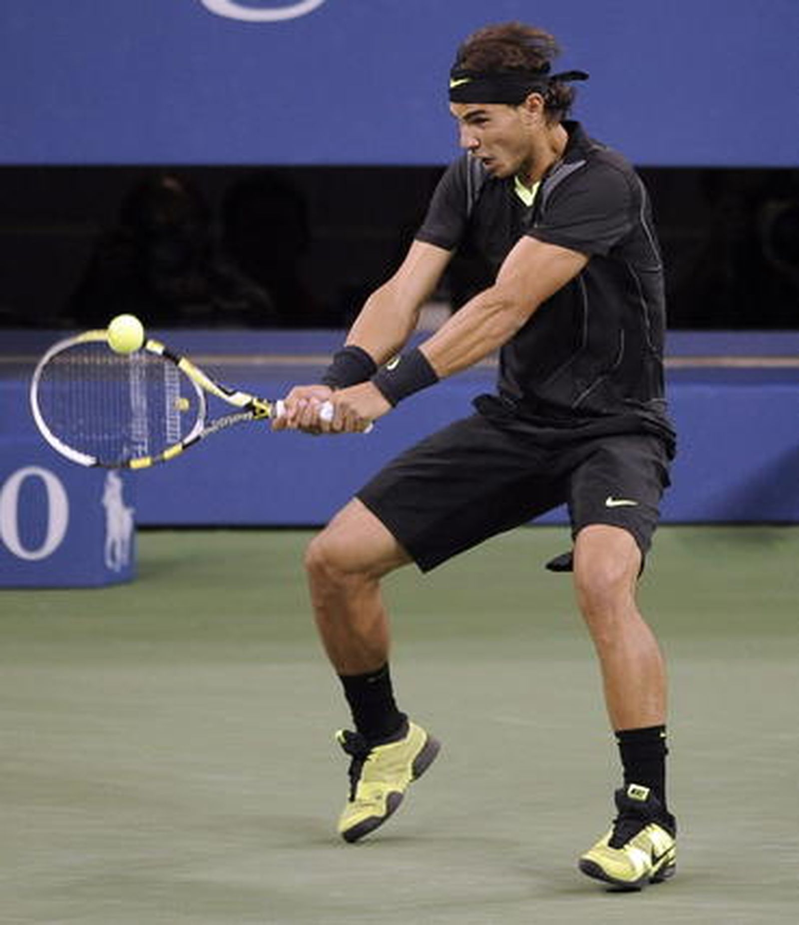 Rafa Nadal golpea de revés en el partido ante Djokovic. 

Foto: EFE