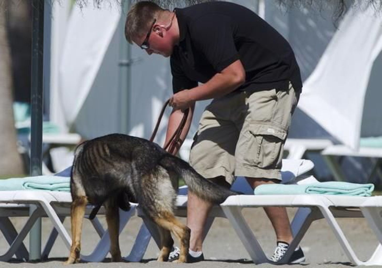 Michelle Obama y su hija Sasha descansan en una playa de Estepona. / EFE