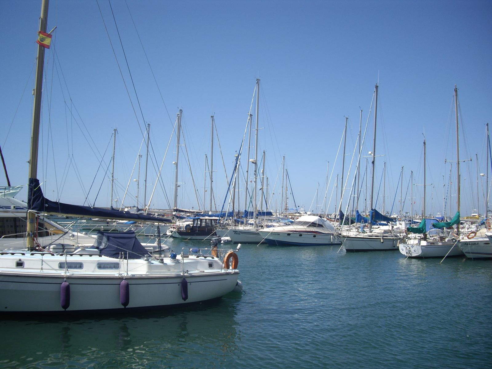 Embarcaciones en el puerto de Caleta de Vélez.