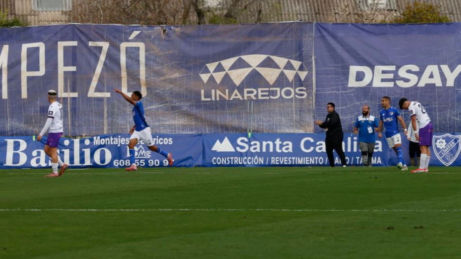 Manny celebra el tanto del 1 a 0.