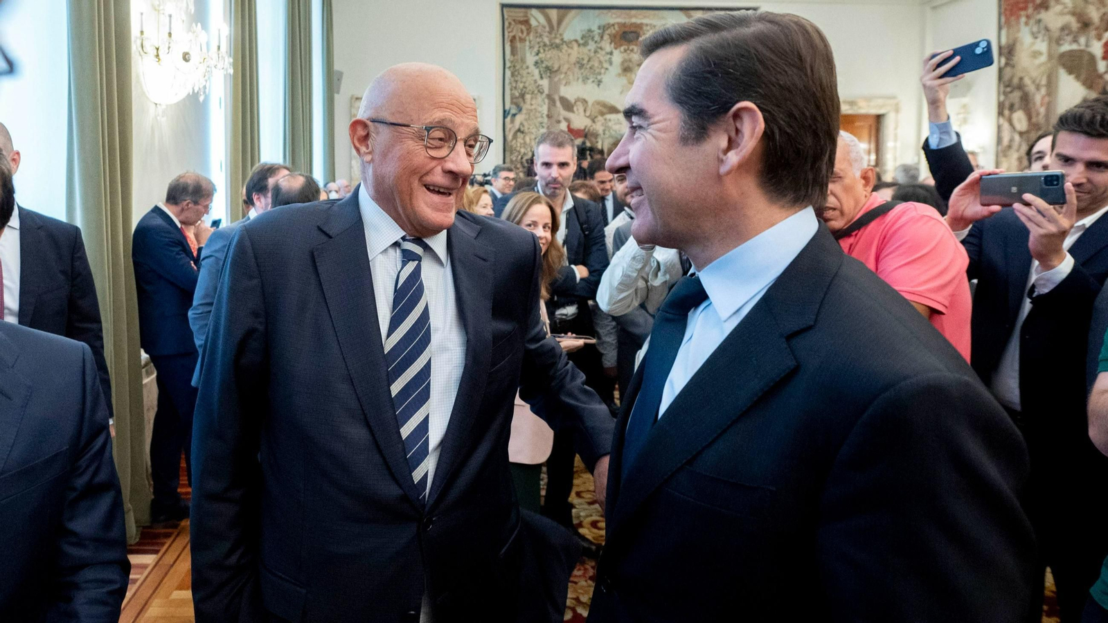 Josep Oliu y Carlos Torres se saludan en un acto del sector financiero en septiembre de 2024.