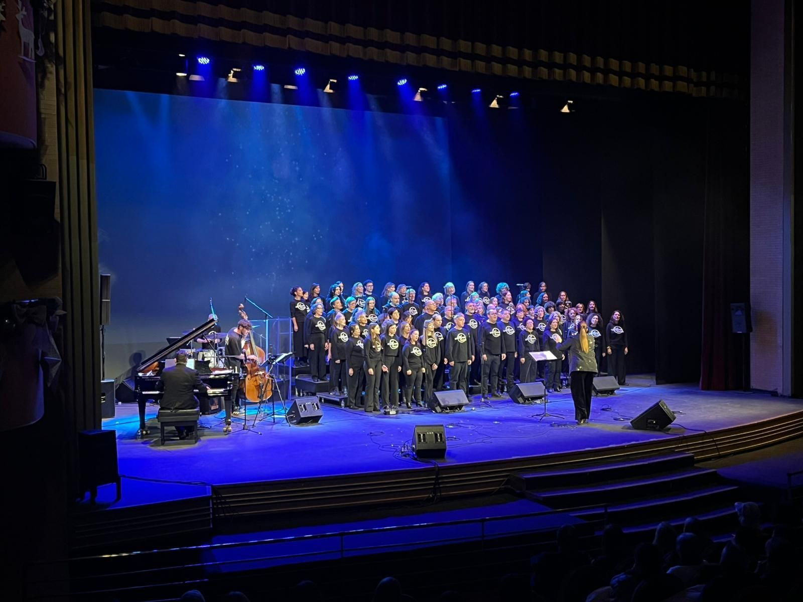 Noemí Pérez dirigiendo el Coro Góspel de Clasijazz en el Auditorio Maestro Padilla.