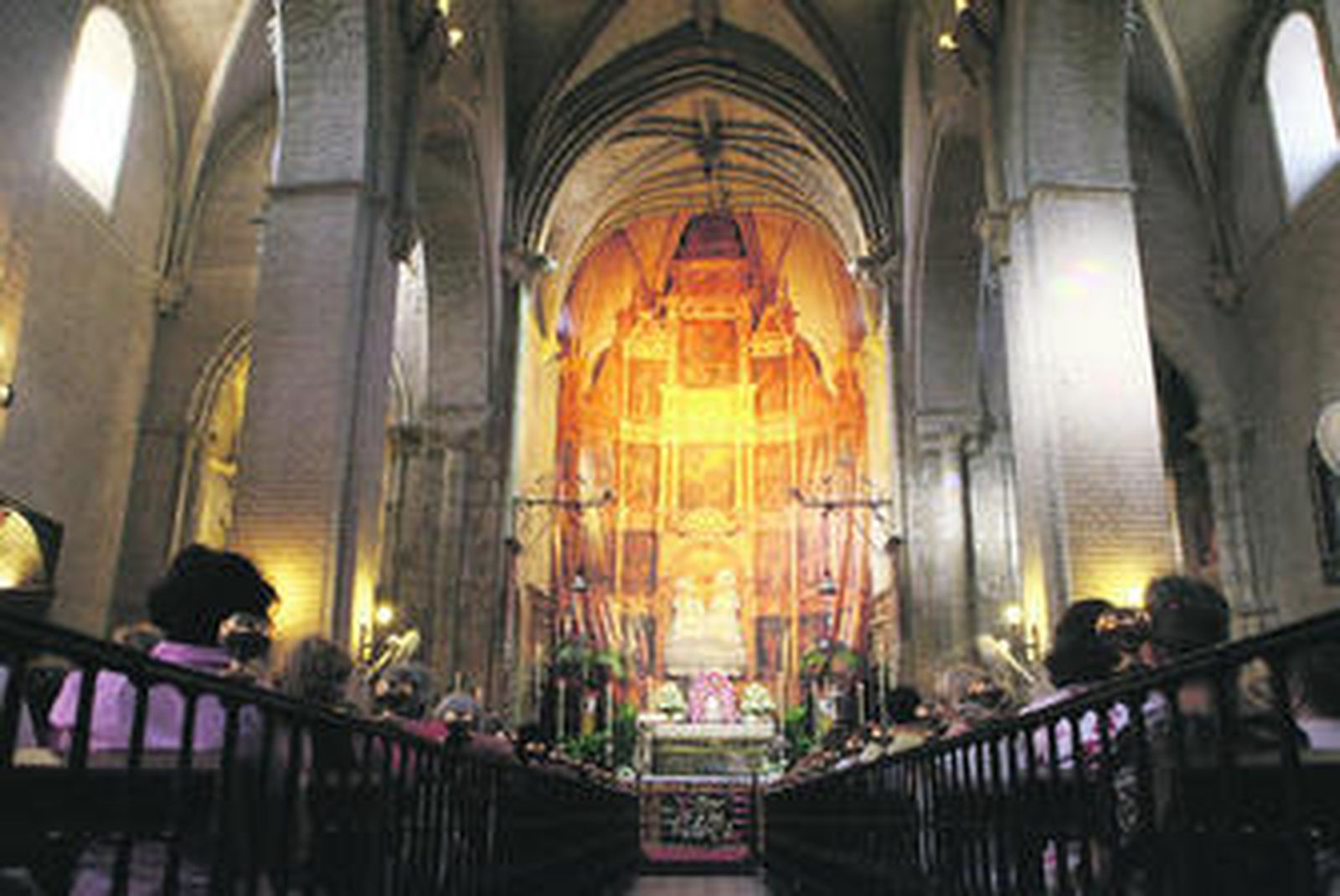 La parroquia de Santa Ana, ayer,  con la lona que simula el altar mayor.