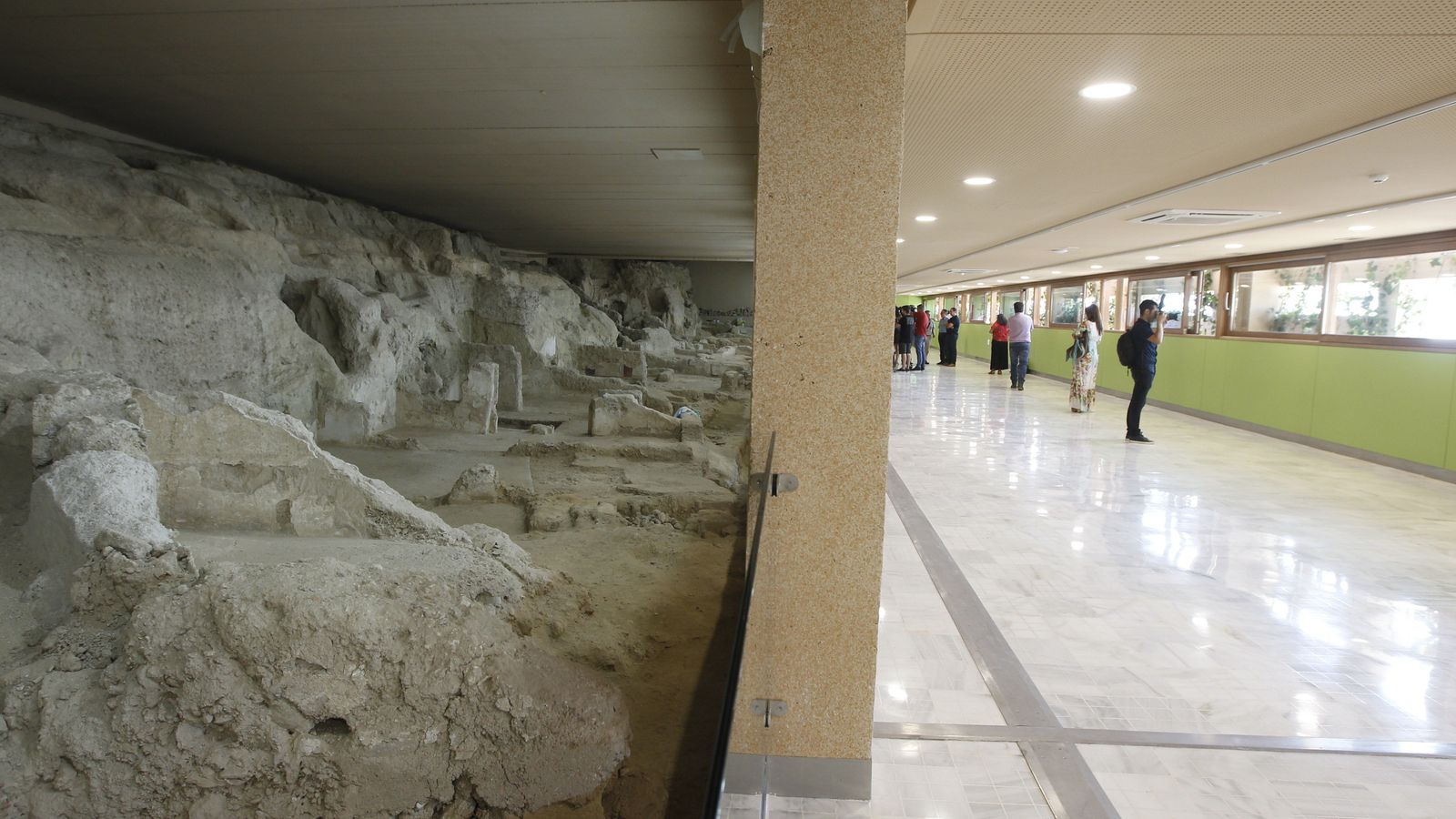 Interior del Mesón Gitano con parte del barrio Andalusí conservado (a la izquierda)