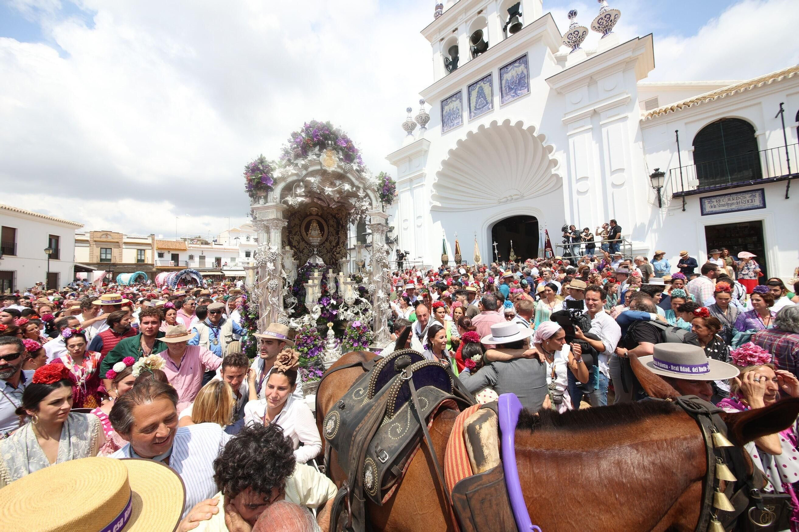 La Hermandad del Rocío de Jerez se presenta ante la Virgen