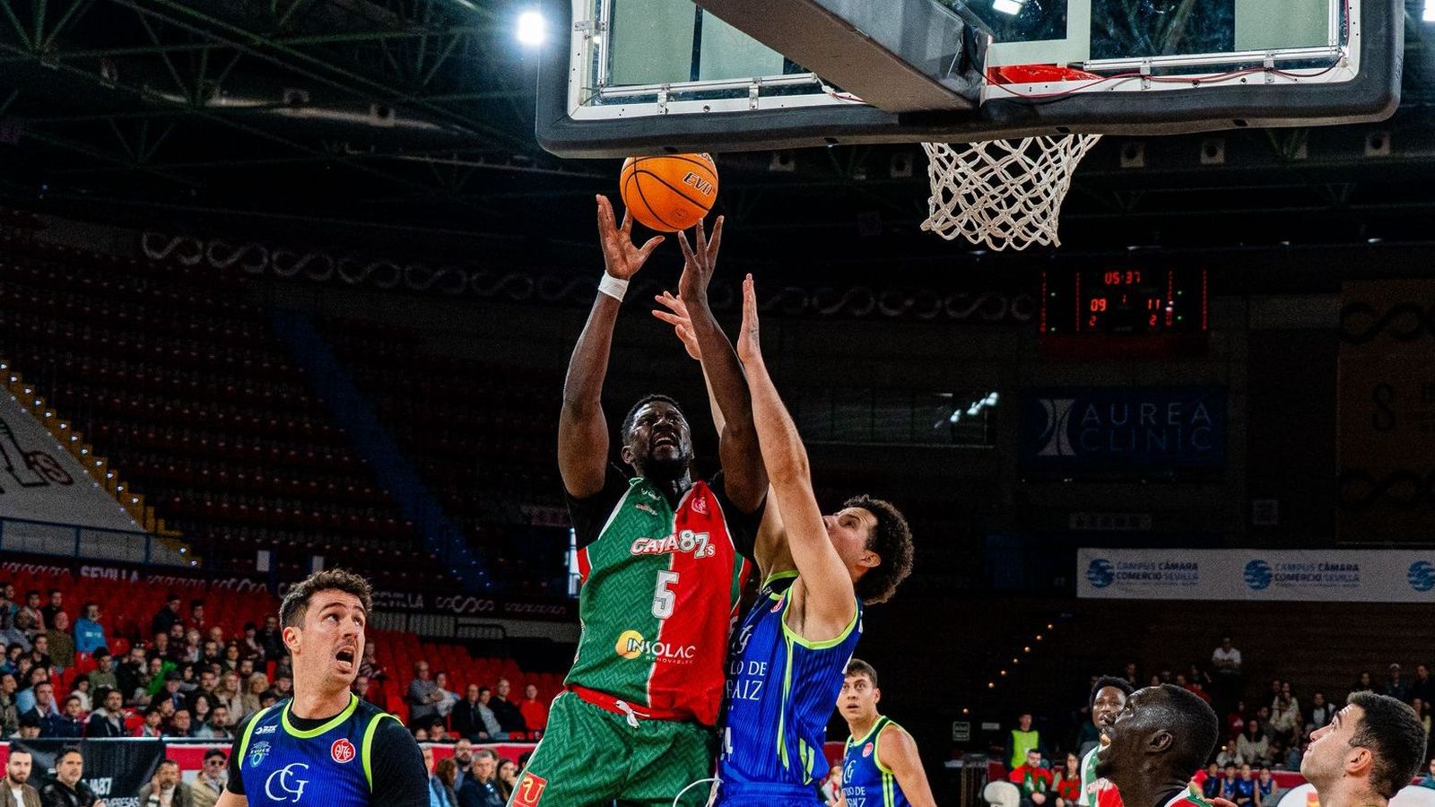 El cajista Cabral trata de anotar bajo el aro.