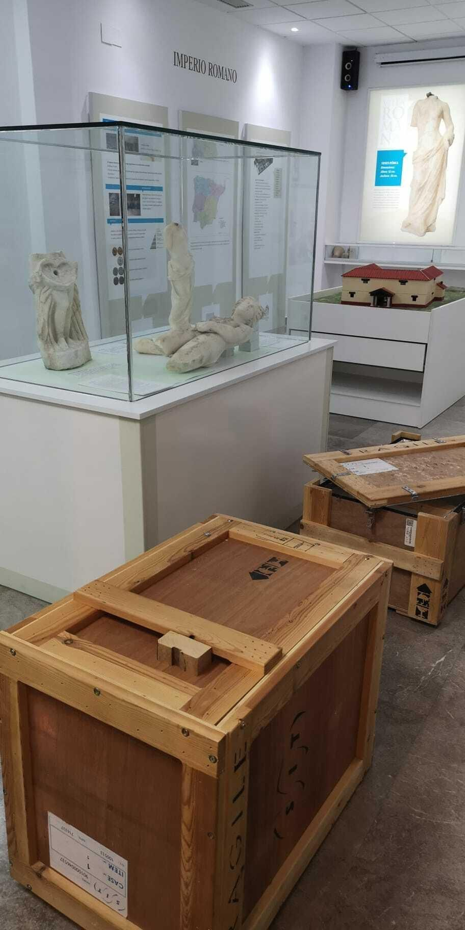 Las dos piezas se preparan para su traslado al Museo Arqueológico.