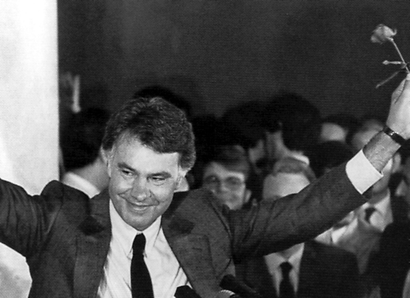 Felipe González saluda desde el hotel Palace tras su victoria en 1982