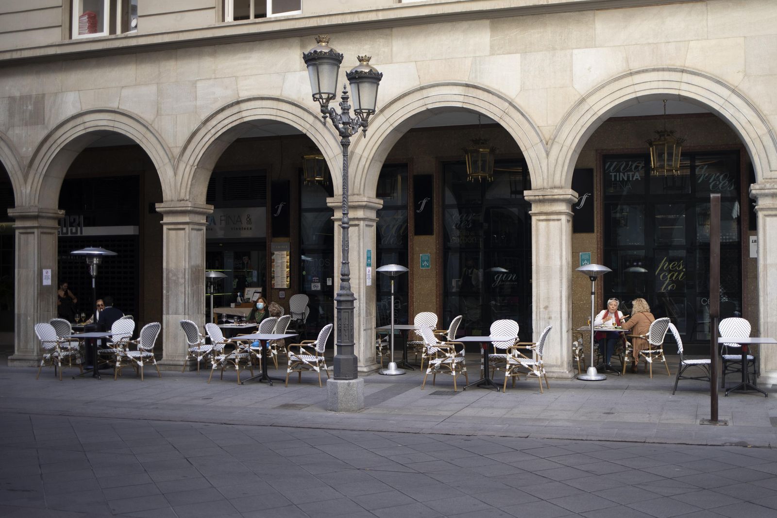Bares a medio gas en Granada en el inicio del puente