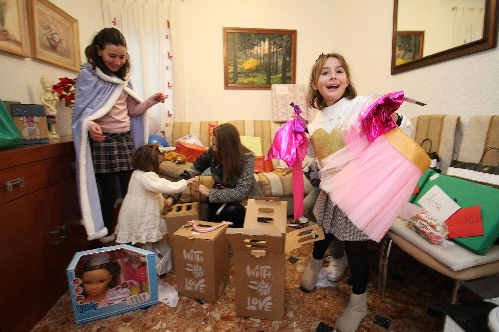 Imágenes de los niños abriendo los regalos de los Reyes Magos en Huelva