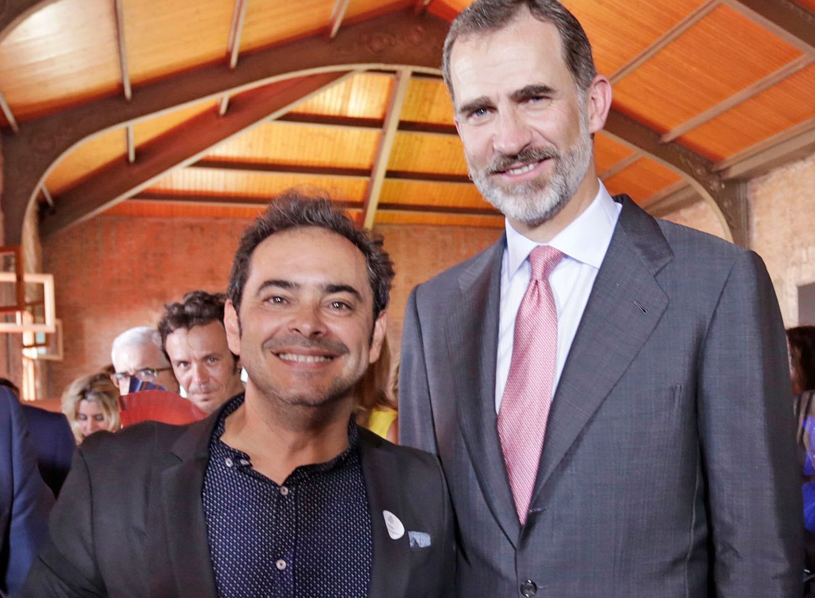 El rey Felipe VI posa con el jefe de Fotografía de Diario de Cádiz, Julio González.