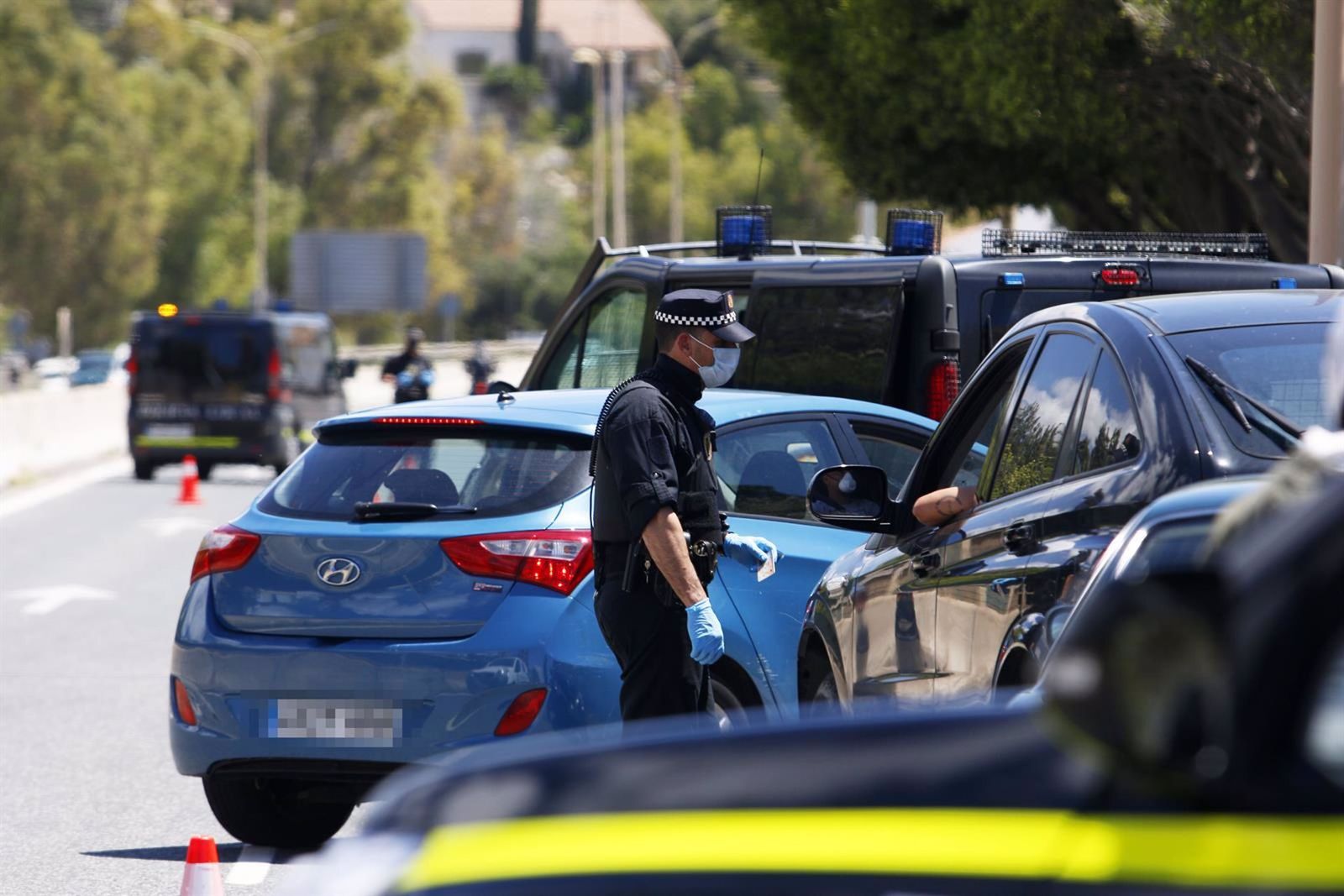 Un agente de la Policía Local de Málaga durante un control.