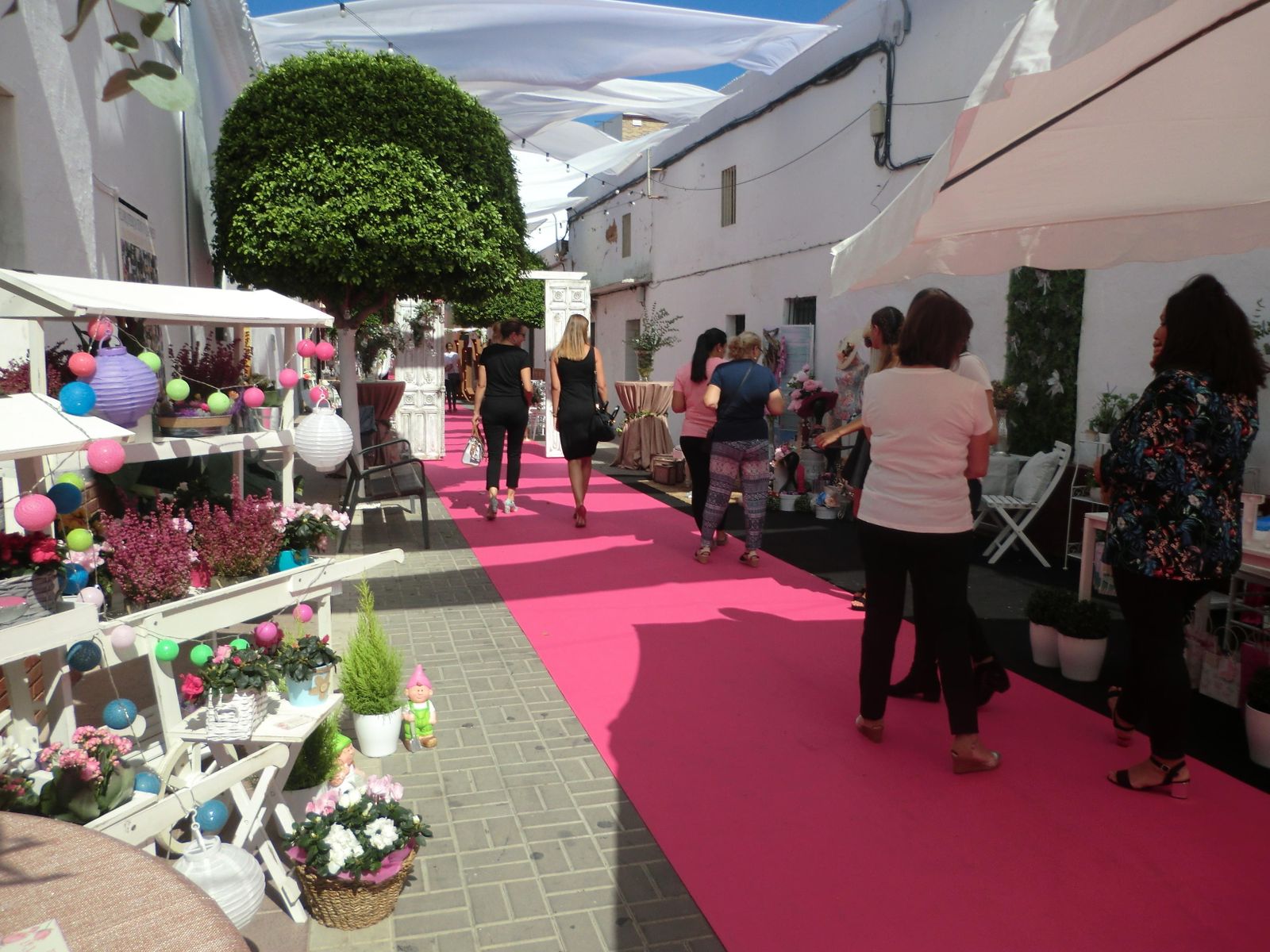 Asistentes a la Feria de la Boda, ayer en Fuente Palmera.