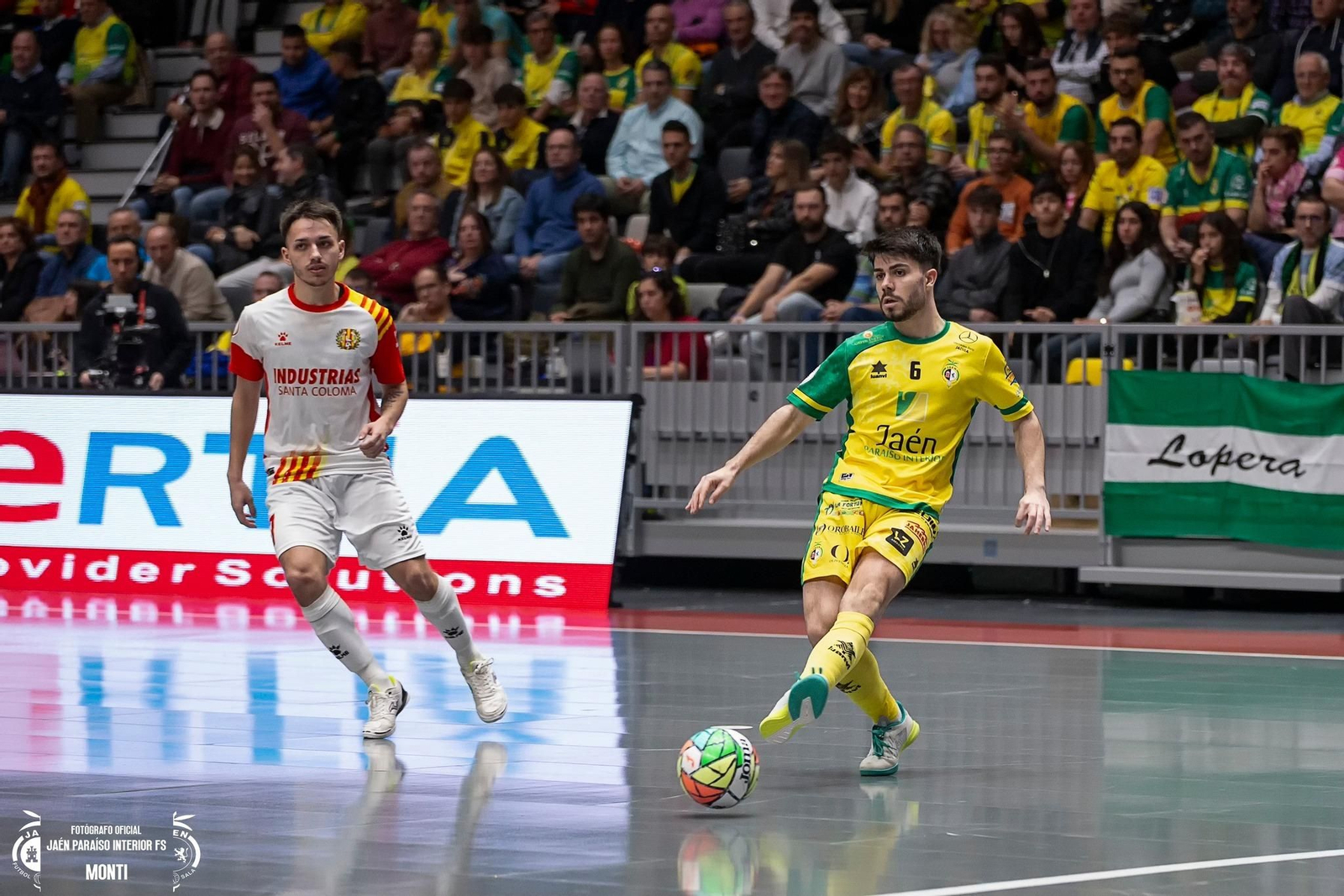 Momentos del partido entre el Jaén Paraíso Interior FS y el Industrias Santa Coloma
