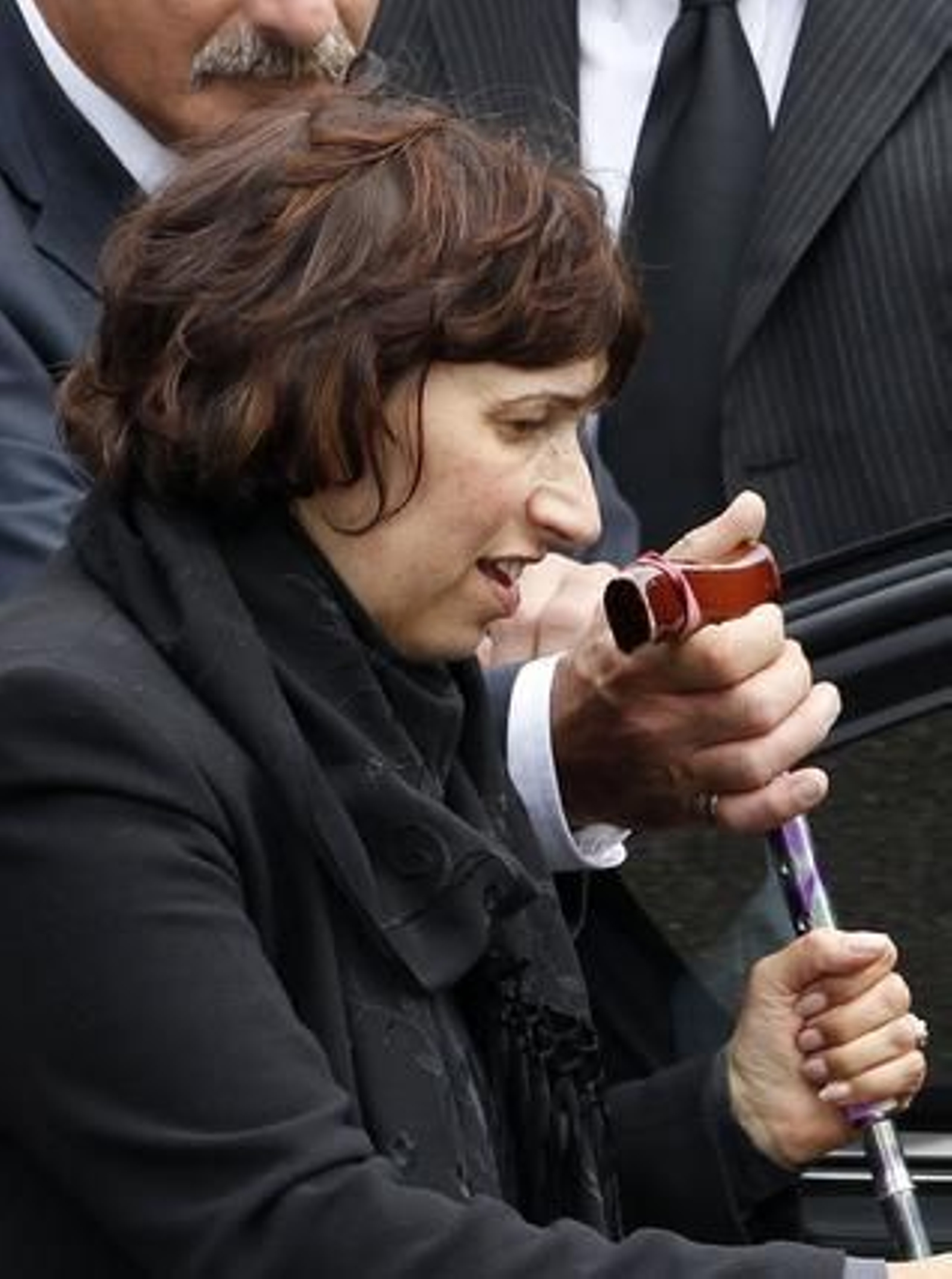 Famliares, amigos,fans y medios en el entierro de la cantante.

Foto: Reuters, EFE, AFP