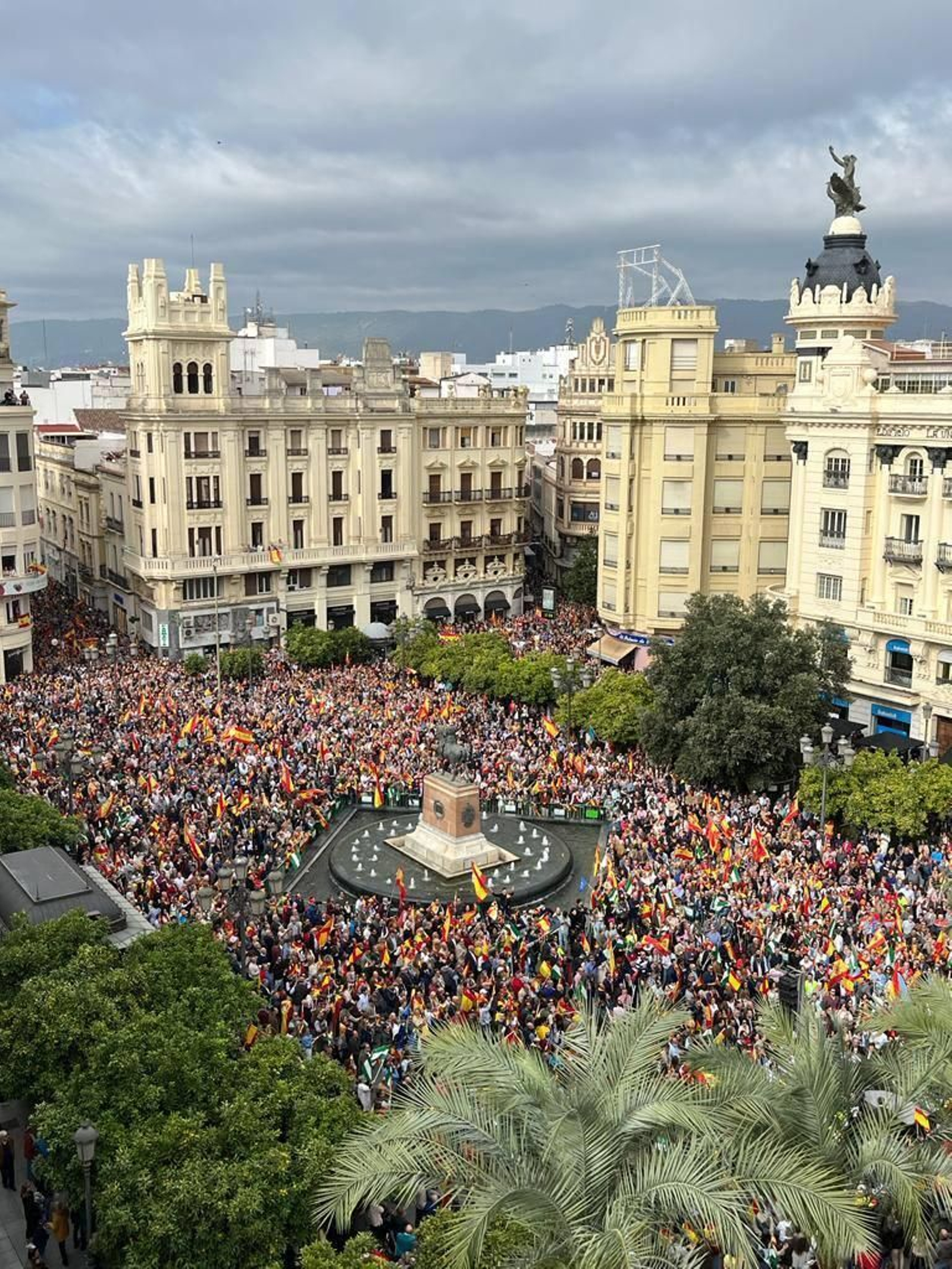 Las imágenes de la protesta multitudinaria del PP contra la amnistía en Córdoba