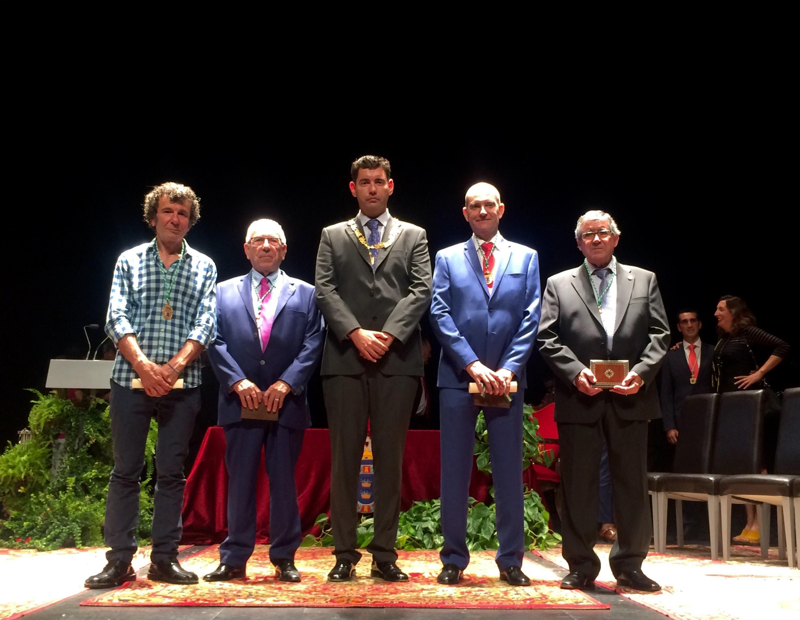 El alcalde valverdeño, Manolo Cayuela, con los cuatro galardonados.