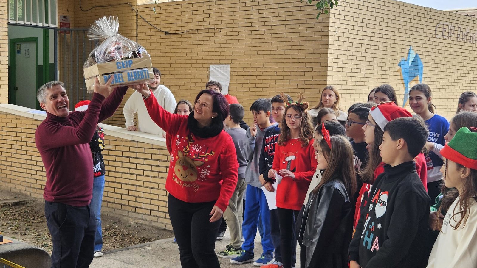 Regalos con mucho cariño del CEIP Rafael Alberti y de la AMPA La Marina como homenaje a sus años de dedicación al centro y al alumnado