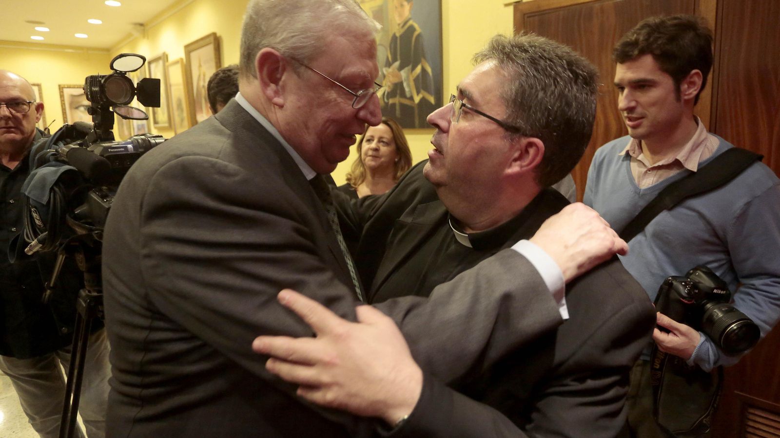 Vélez es felicitado por el cura Marcelino el día de su elección como presidente