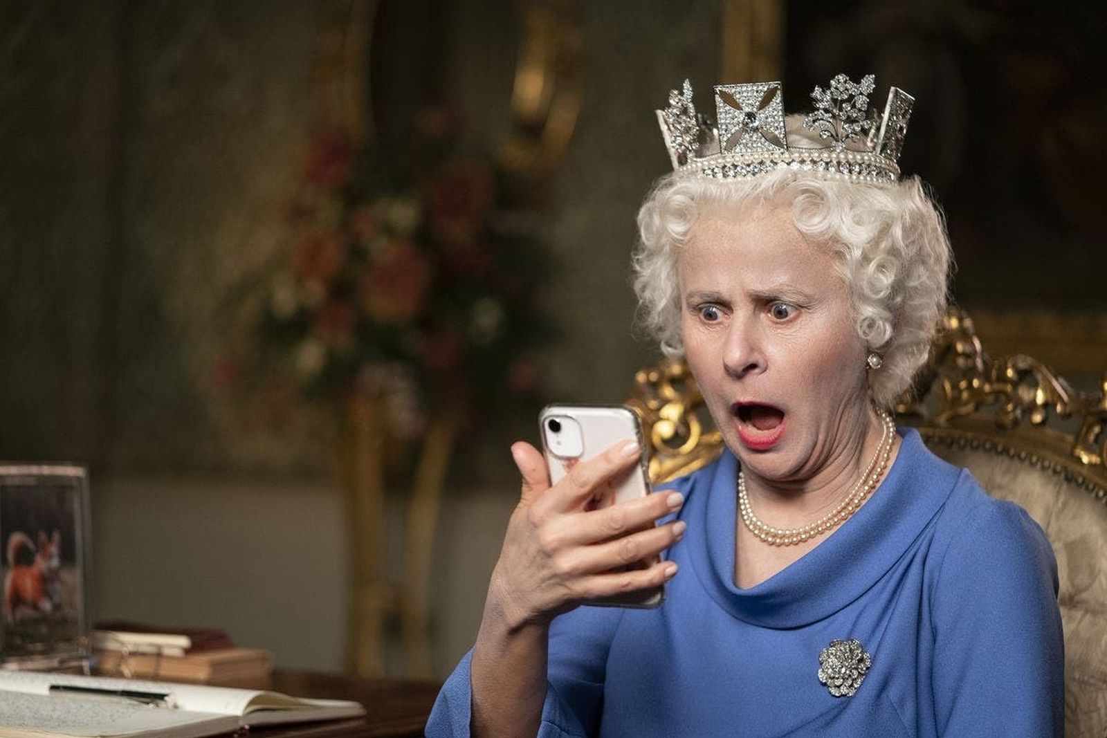 Tracey Ullman es la reina Isabel de Inglaterra en este fallido recorrido satírico por 2020.