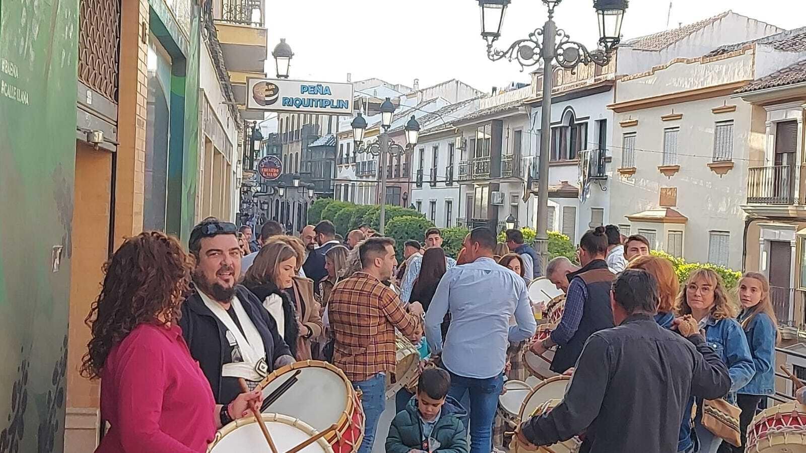 Vecinos de Baena con tambores.