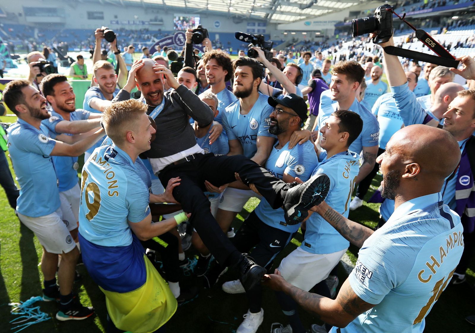 Guardiola, manteado por sus jugadores.