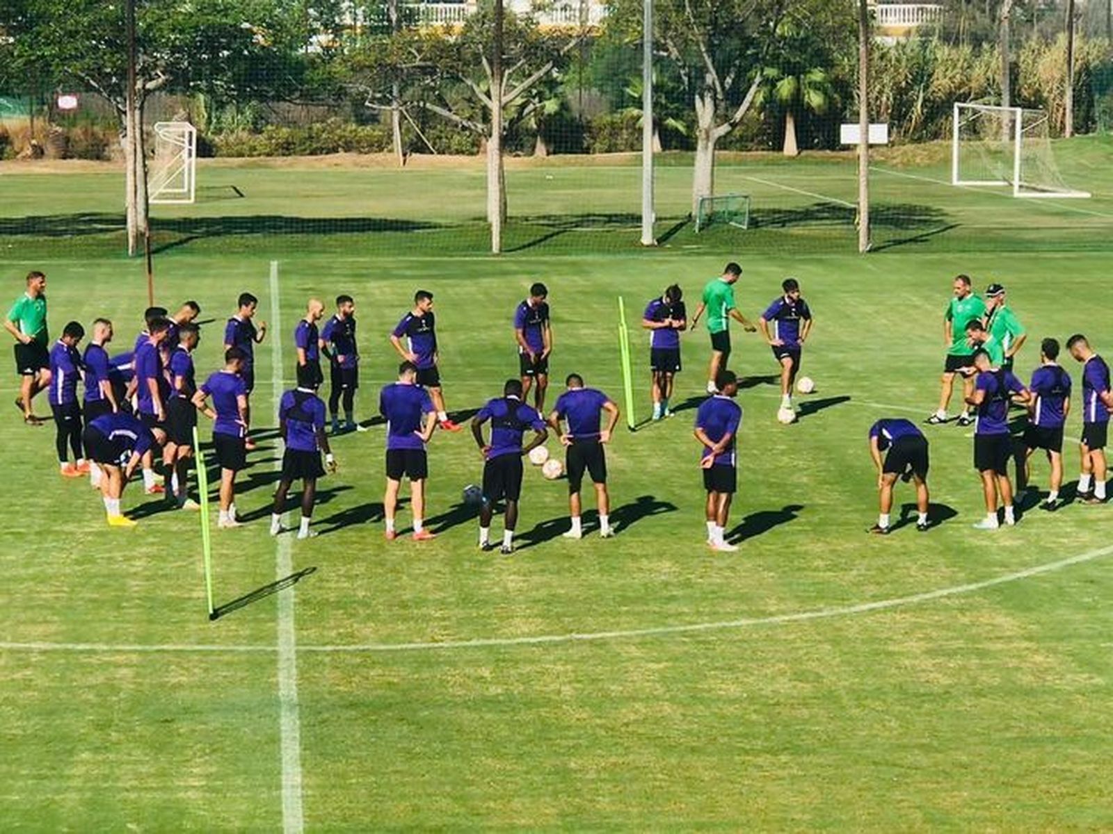 Alberto Monteagudo da instrucciones a sus hombres en un entrenamiento