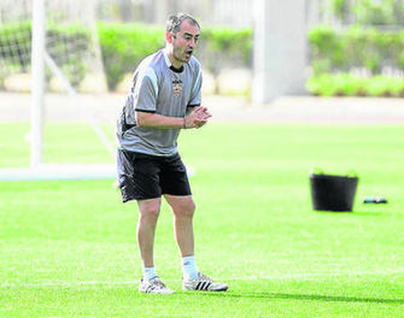 Raúl Caneda aplaude una acción de los jugadores en la sesión de ayer.