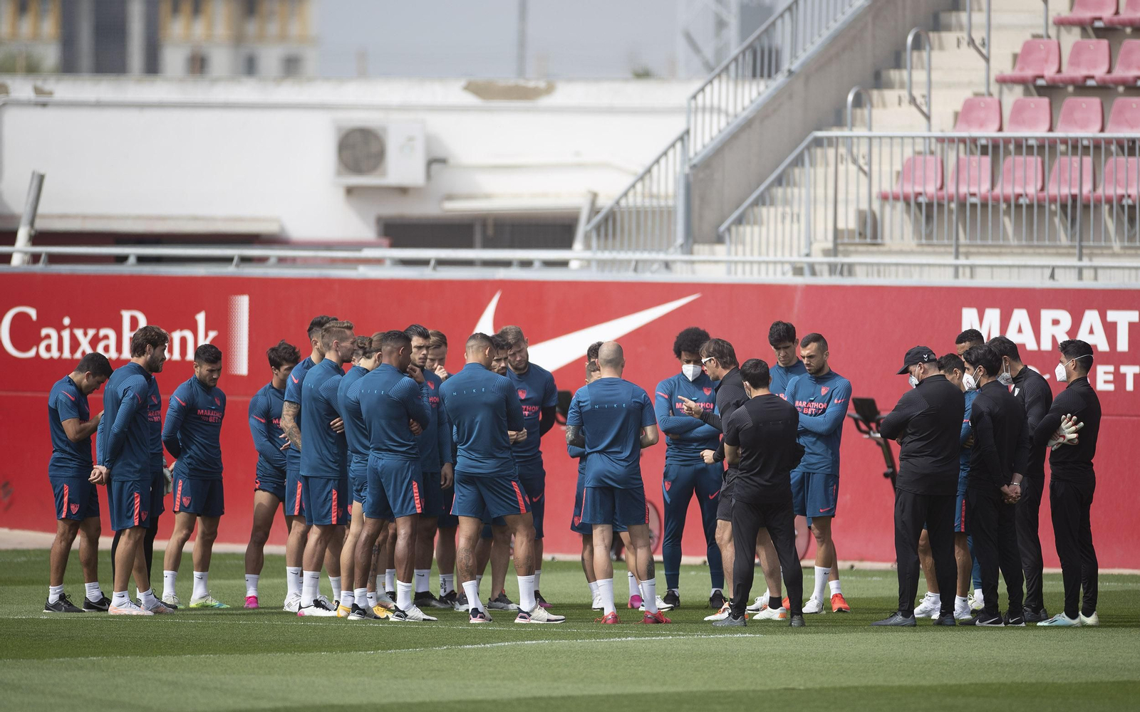Lopetegui da una charla a sus futbolistas.