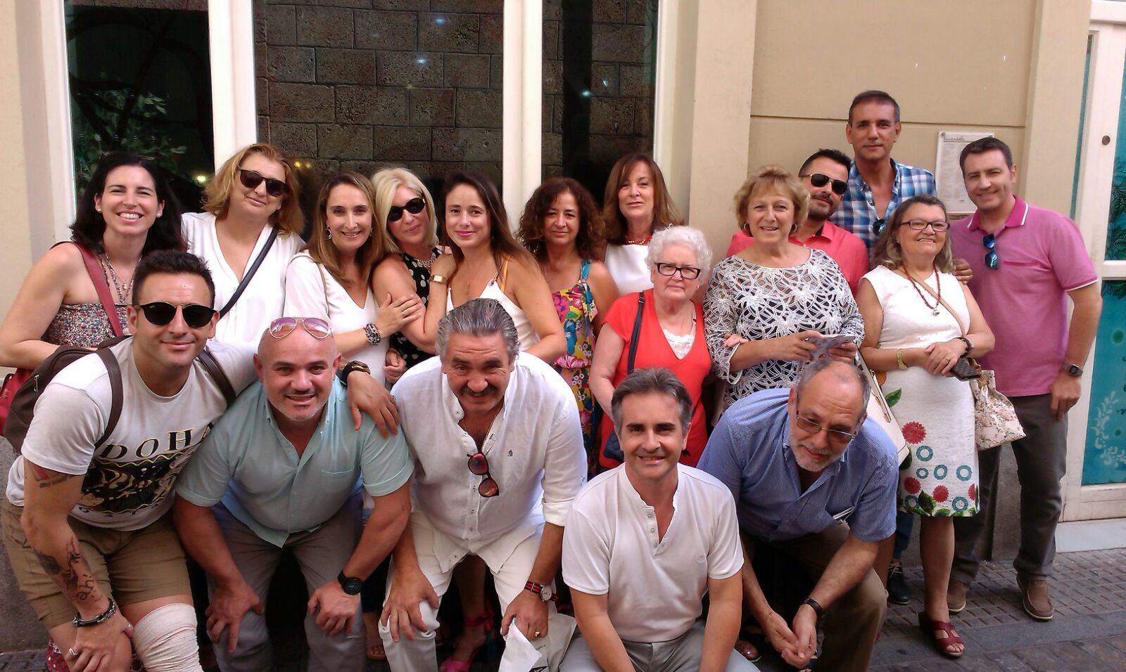 El homenajeado Paco Fernández con Cristina de la Cruz, María Isabel Moncayo, Noelia Ramos, Celia Corrales, Eva María Pérez, Rosa Romanos, Marina Fernández, María Ramírez, Ana Gómez, Andres Oliva, Miguel Sancha, Camen Saucedo,Ciro Zapico, Jose Maria Rodríguez, Paco Brenes,Eduardo Barquero y Miguel del Barrio.