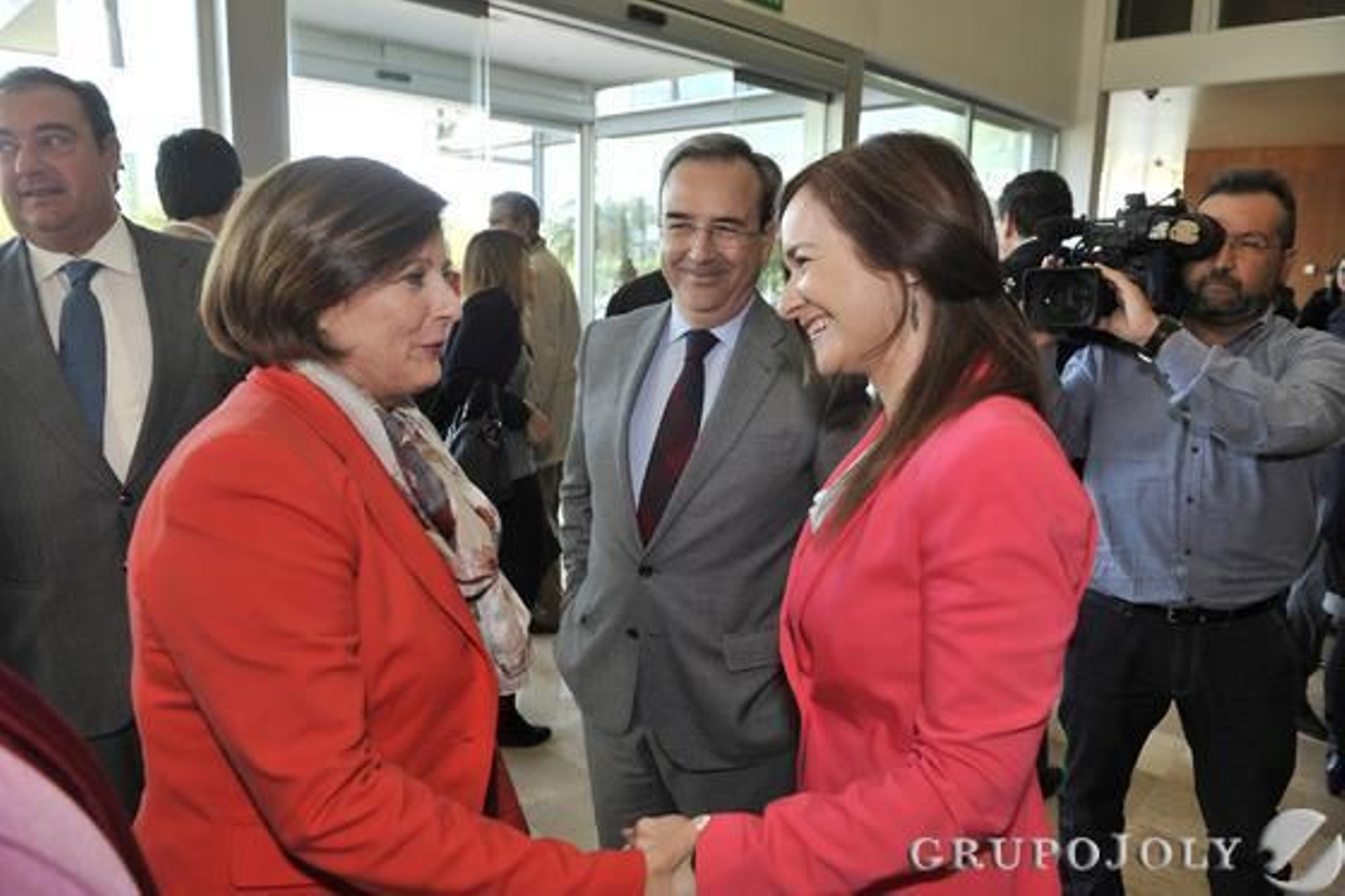 María José Sánchez Rubio con Juan Carlos Fernández, director general del Grupo Joly, y Magdalena Trillo, directora de Granada Hoy, que presentó el acto. / Juan Carlos Vázquez