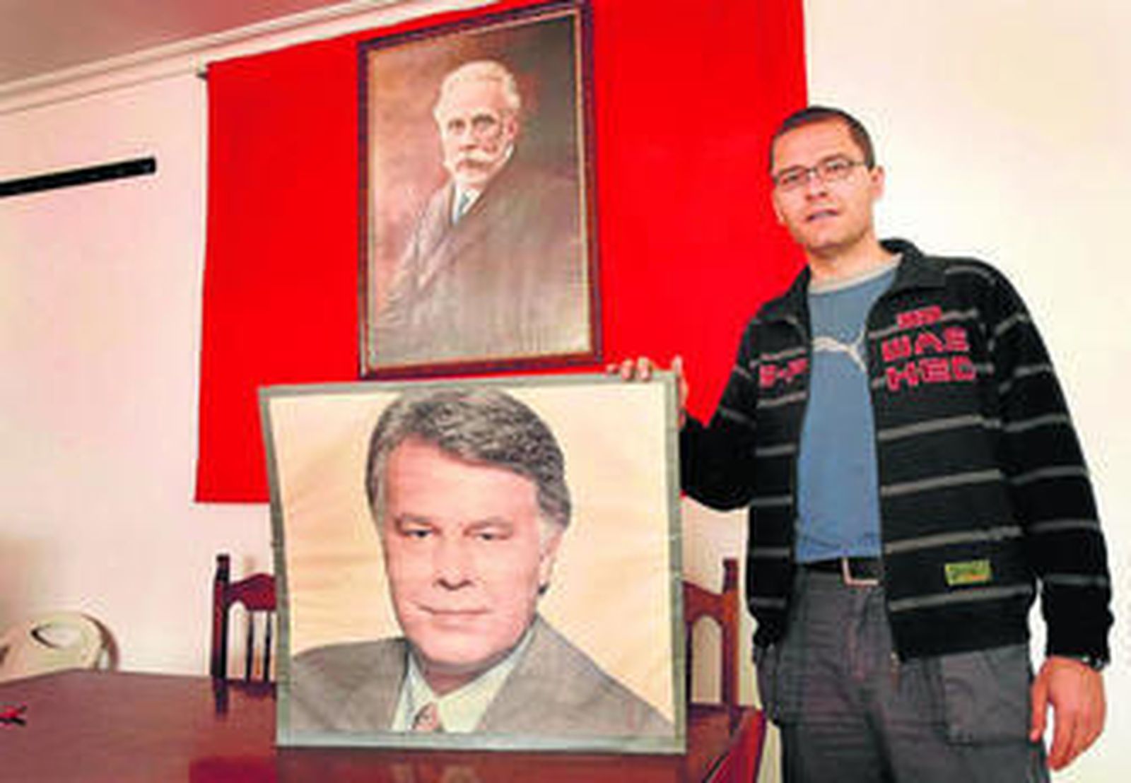 Gabriel Montoro, en la Casa del Pueblo, con una foto de Felipe González y ante el cuadro de Pablo Iglesias.