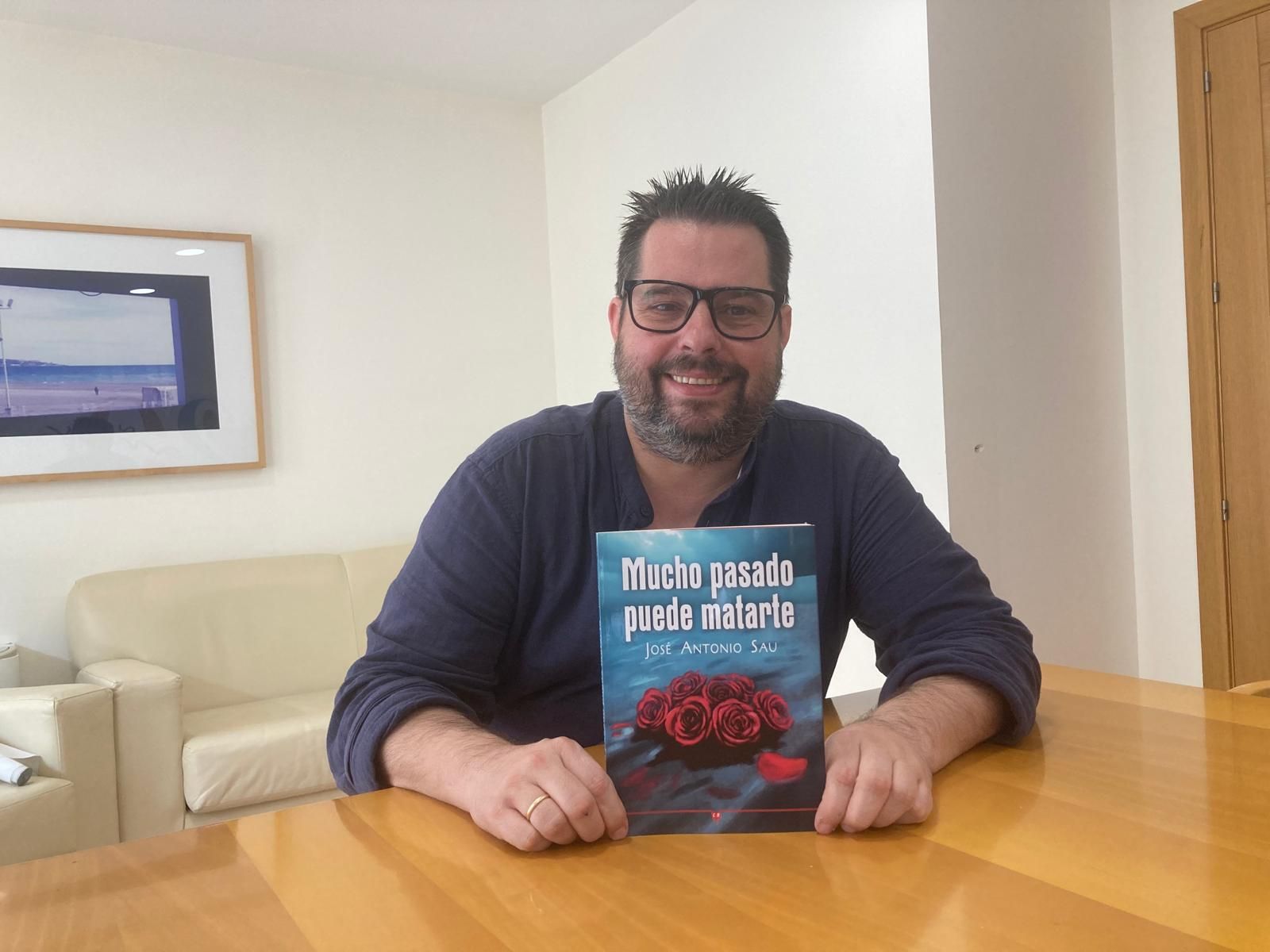 José Antonio Sau posa con su libro de relatos 'Mucho pasado puede matarte'.