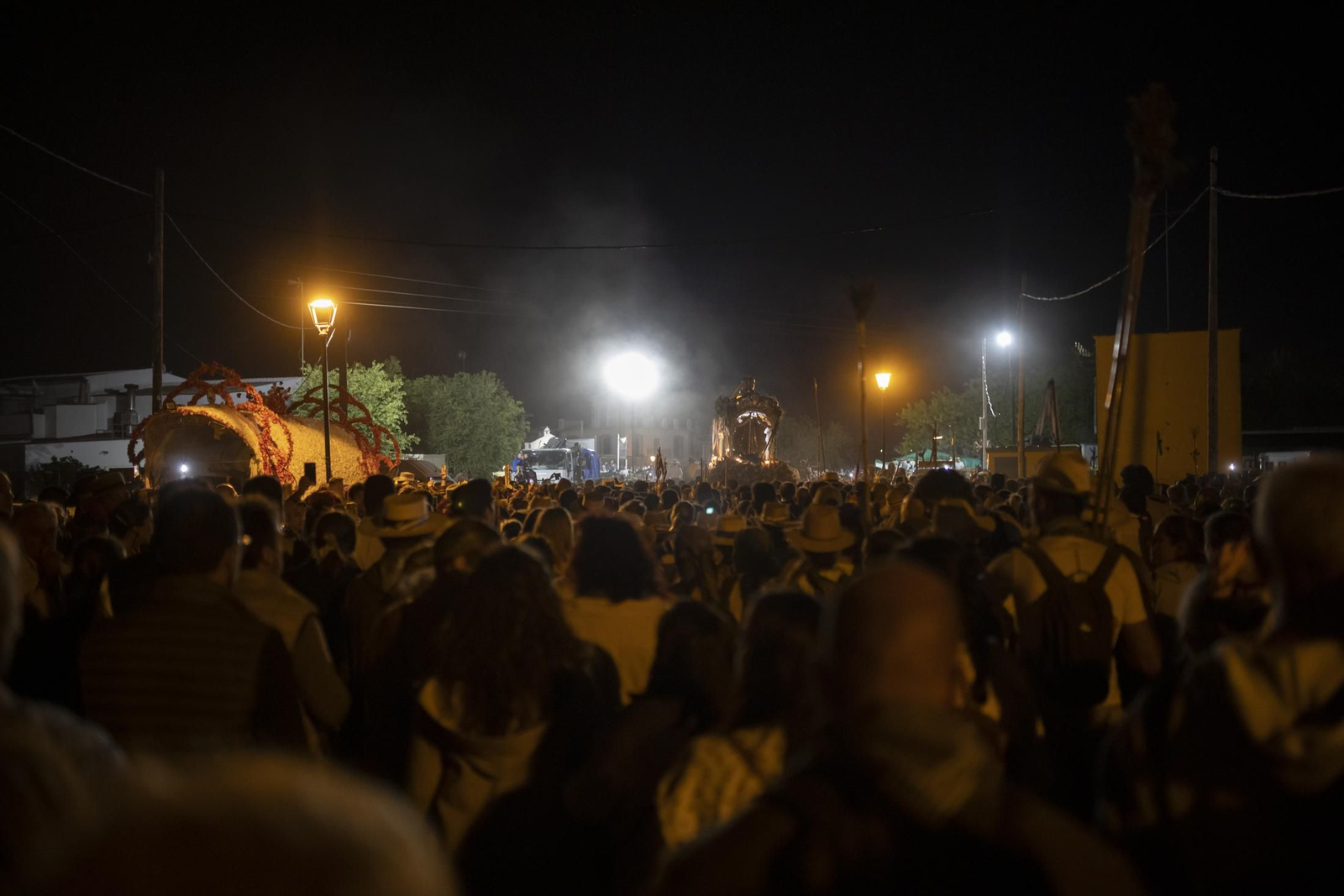 El Rocío 2023: Imágenes de la entrada de la Hermandad de Huelva en El Rocío