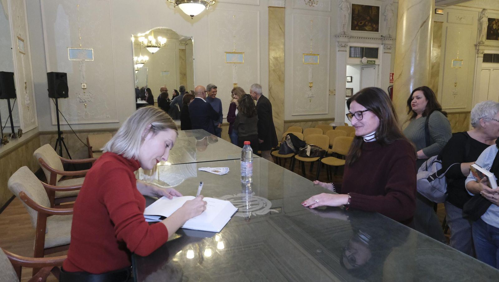 Imágenes del Diario de los Libros con la finalista del Premio Planeta 2024, Beatriz Serrano