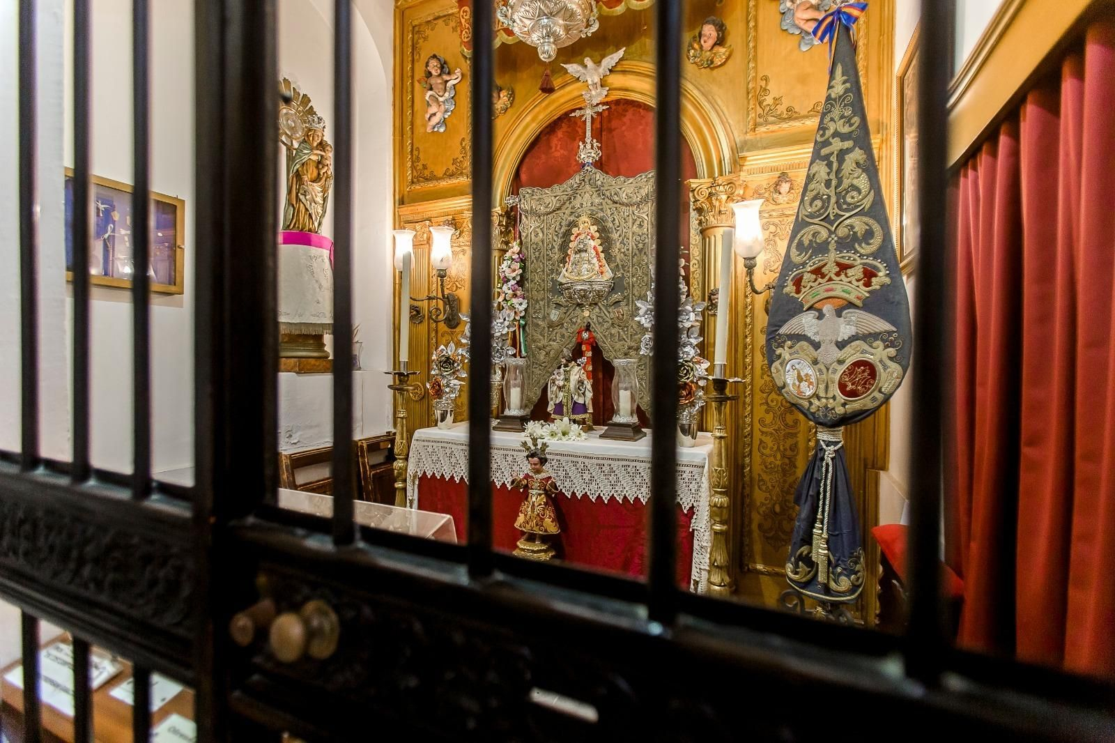 El Simpecado y el guión de El Rocío de Cádiz, en su capilla de San José