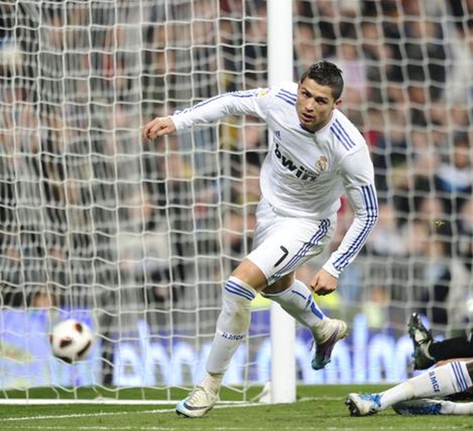El Málaga sale goleado ante el Madrid en la vuelta de Pellegrini al Bernabéu. / AFP