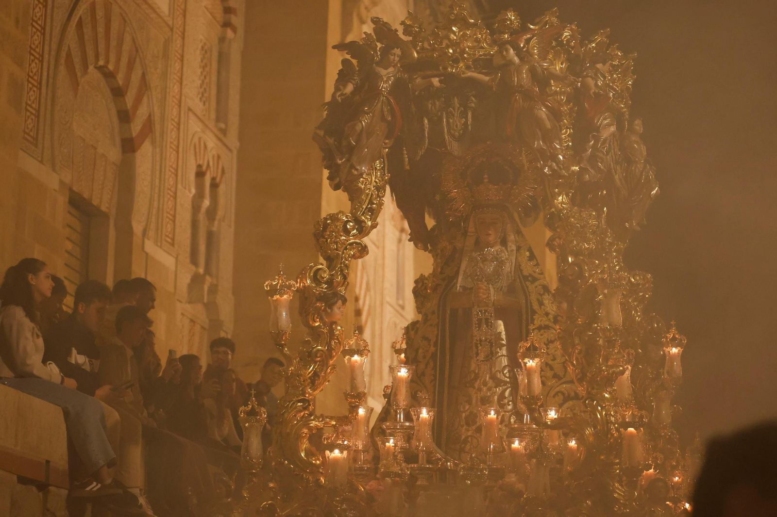 Ánimas celebra el 50 aniversario de la Virgen de las Tristezas por las calles de Córdoba