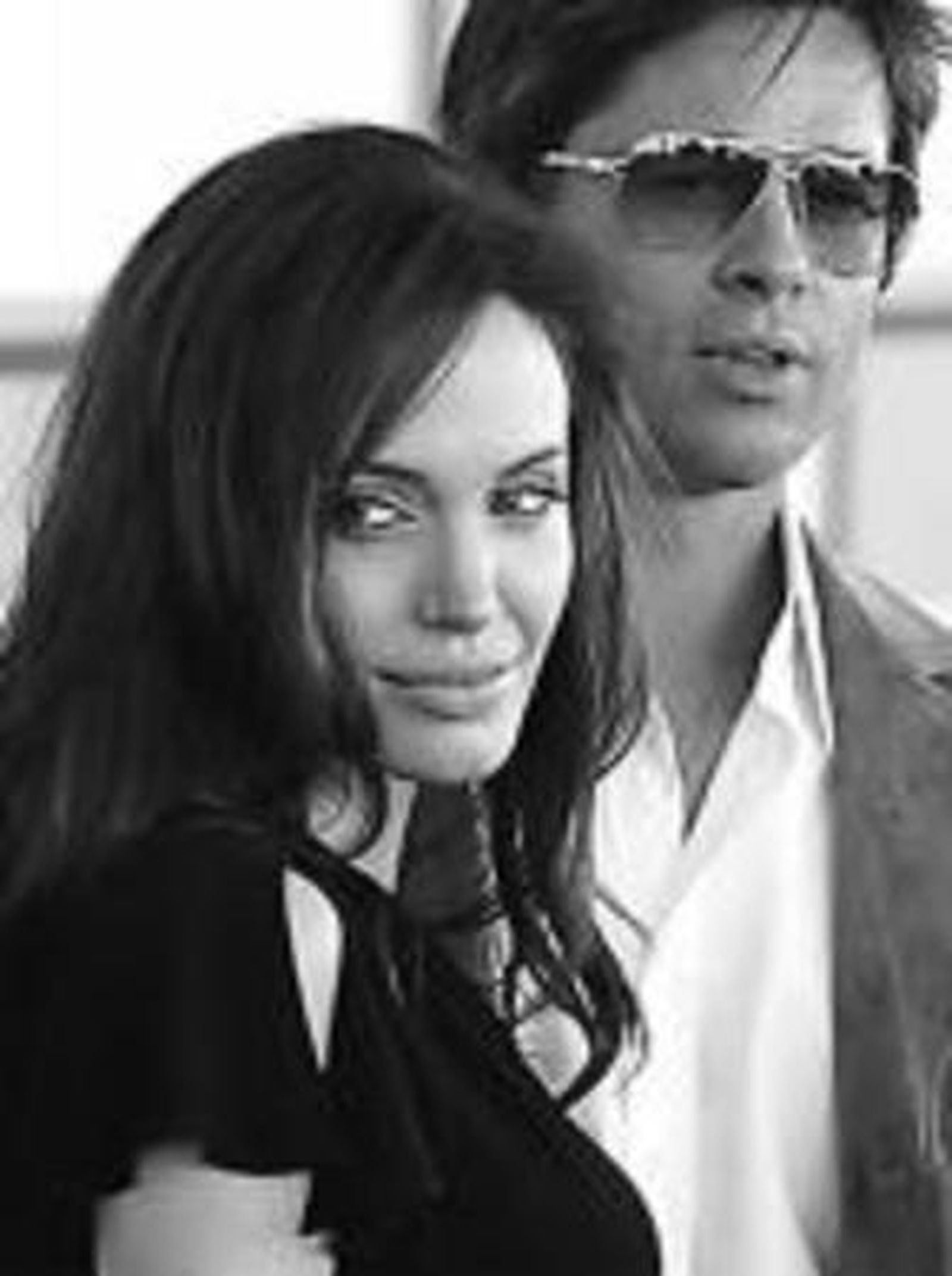 Angelina Jolie ingresa para dar a luz a sus gemelos