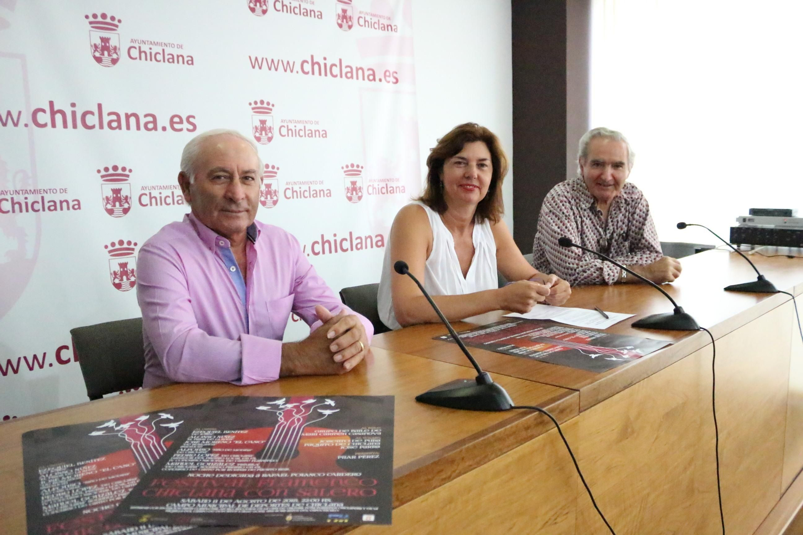 La edil Pepa Vela, ayer con Alfonso 'Niño de Medina' y el guitarrista Paquito de Chiclana.