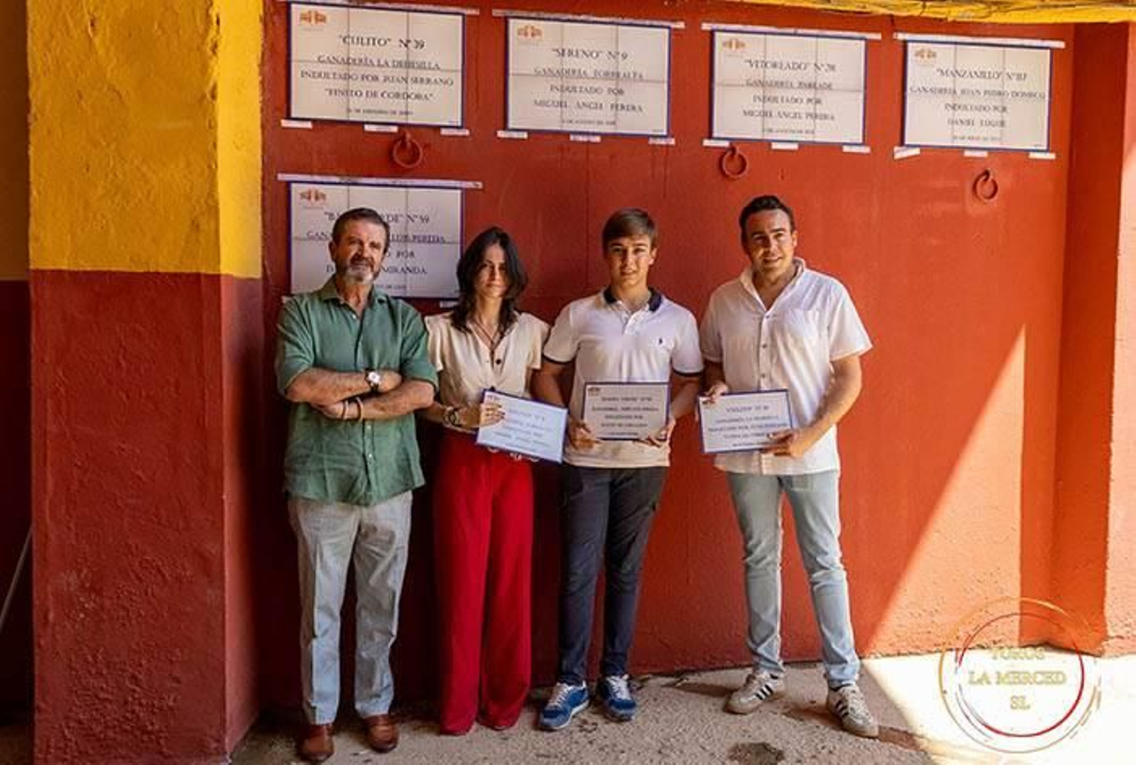 Pilar y Borja Prado junto a los representantes de la ganadería de Pereda delante de los azulejos conmemorativos.