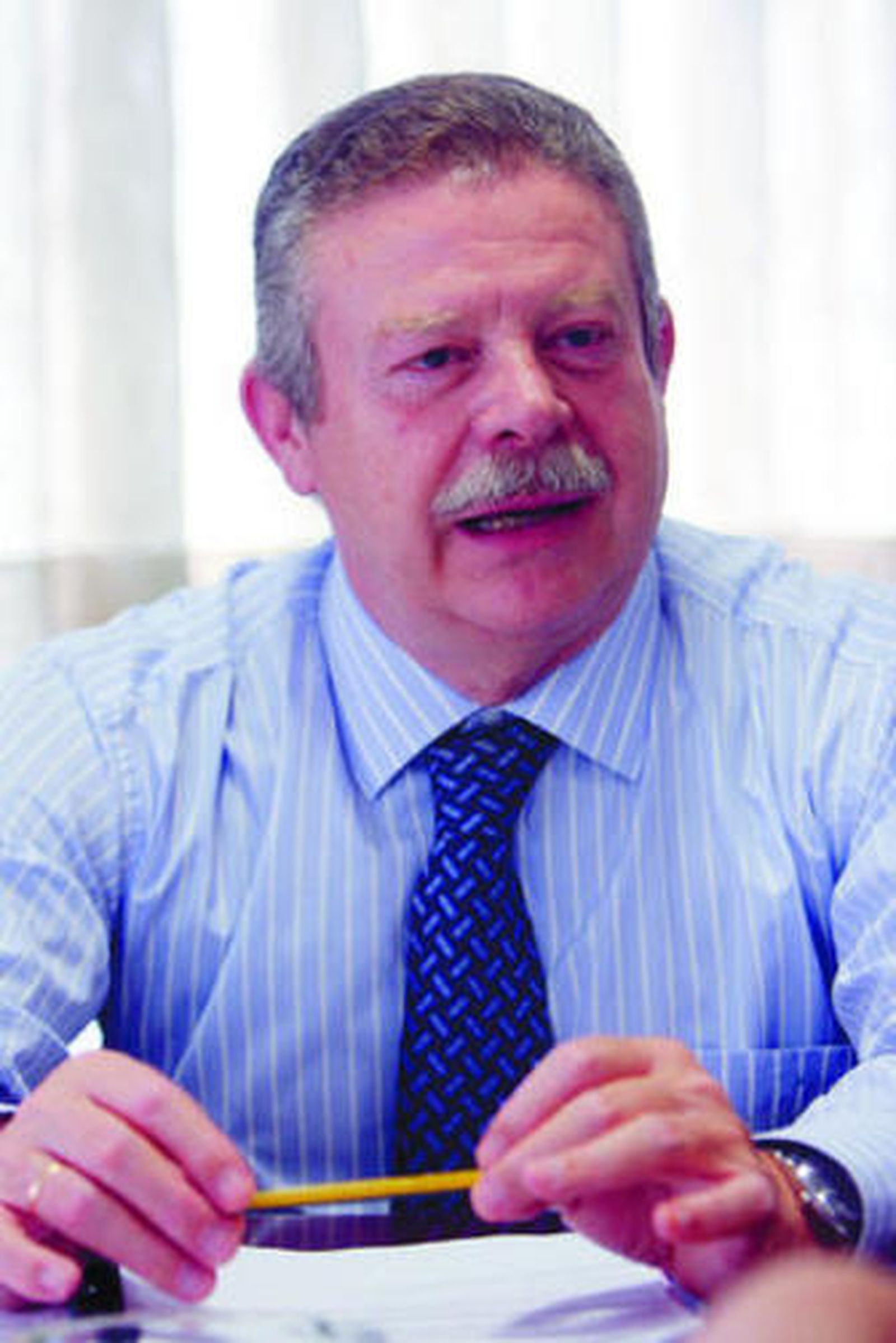 Manuel Suárez Salas, en los talleres del concesionario Suauto en el Polígono Carretera Amarilla.