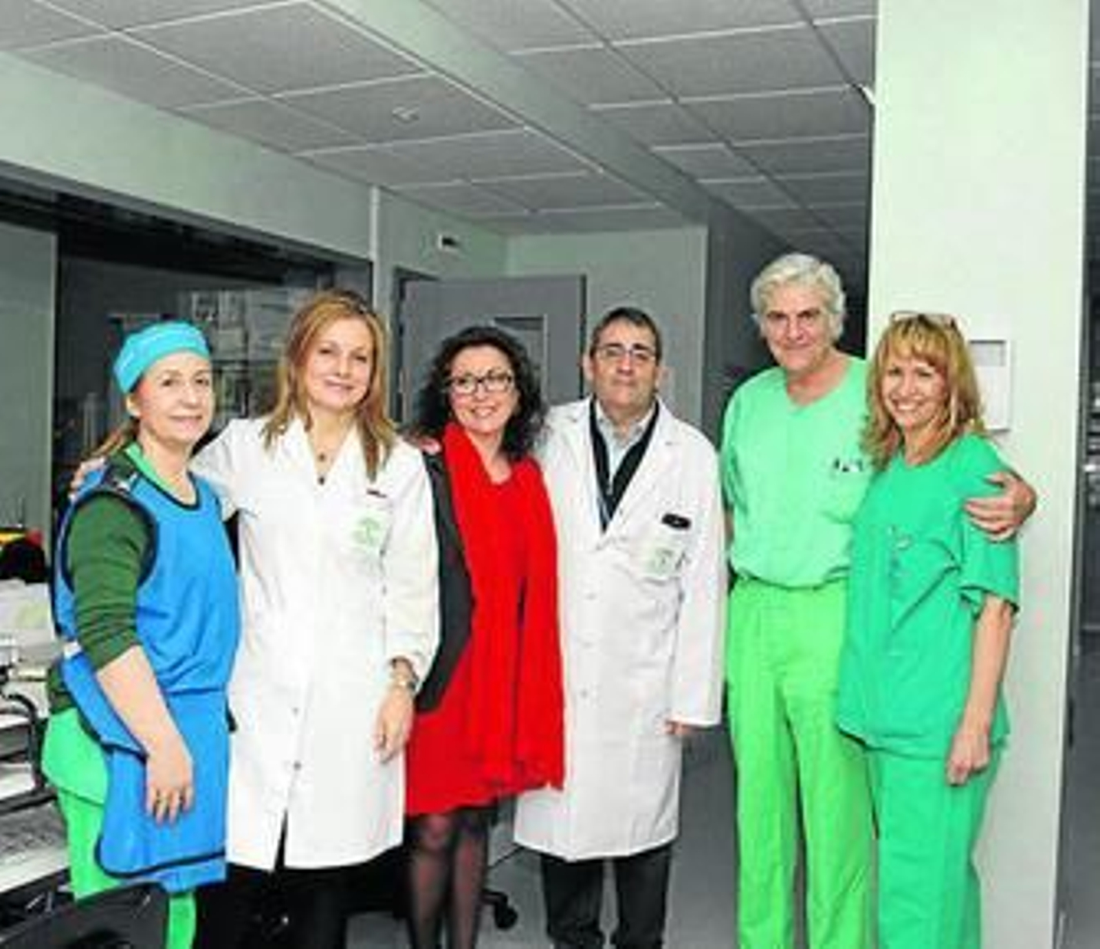 Isabel Baena (centro), durante la visita a la nueva sala.