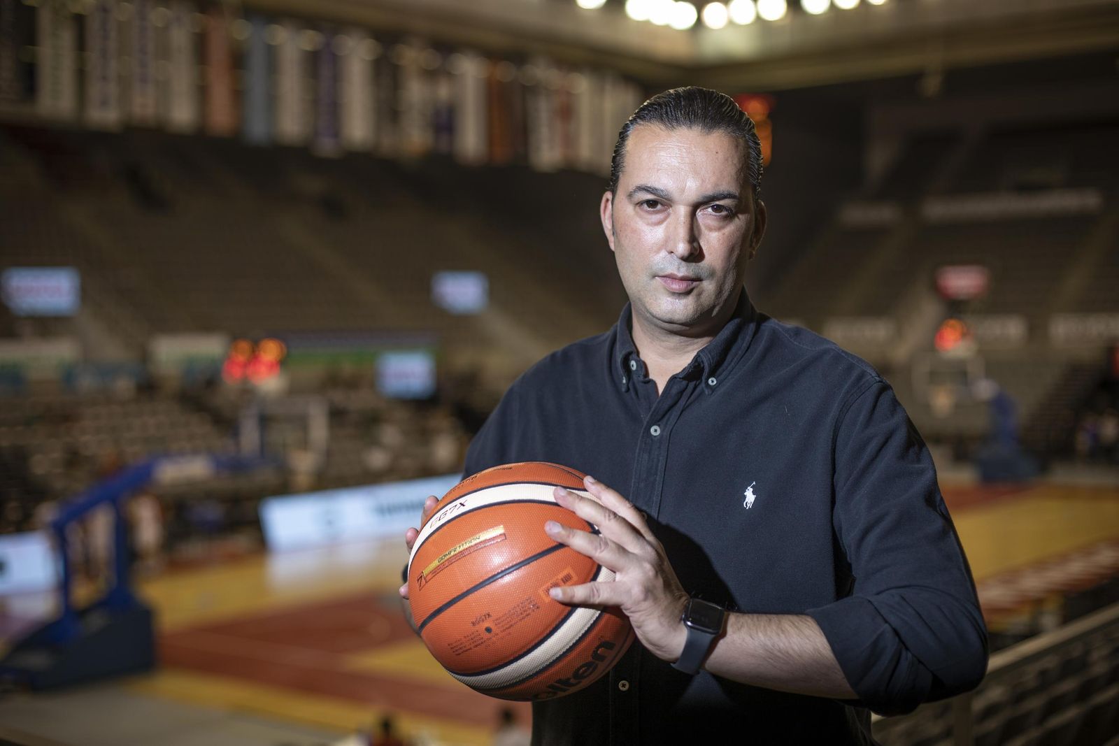 Óscar Fernández Arenas afrontará su décima temporada al mando del club rojinegro.